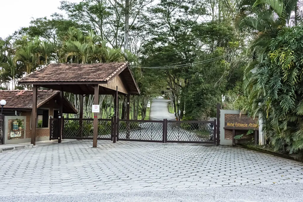 Vista do Hotel Estância Atibainha, rodeado por natureza